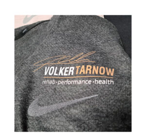 Polos con el logo de VOLKER TARNOW rehab performance health